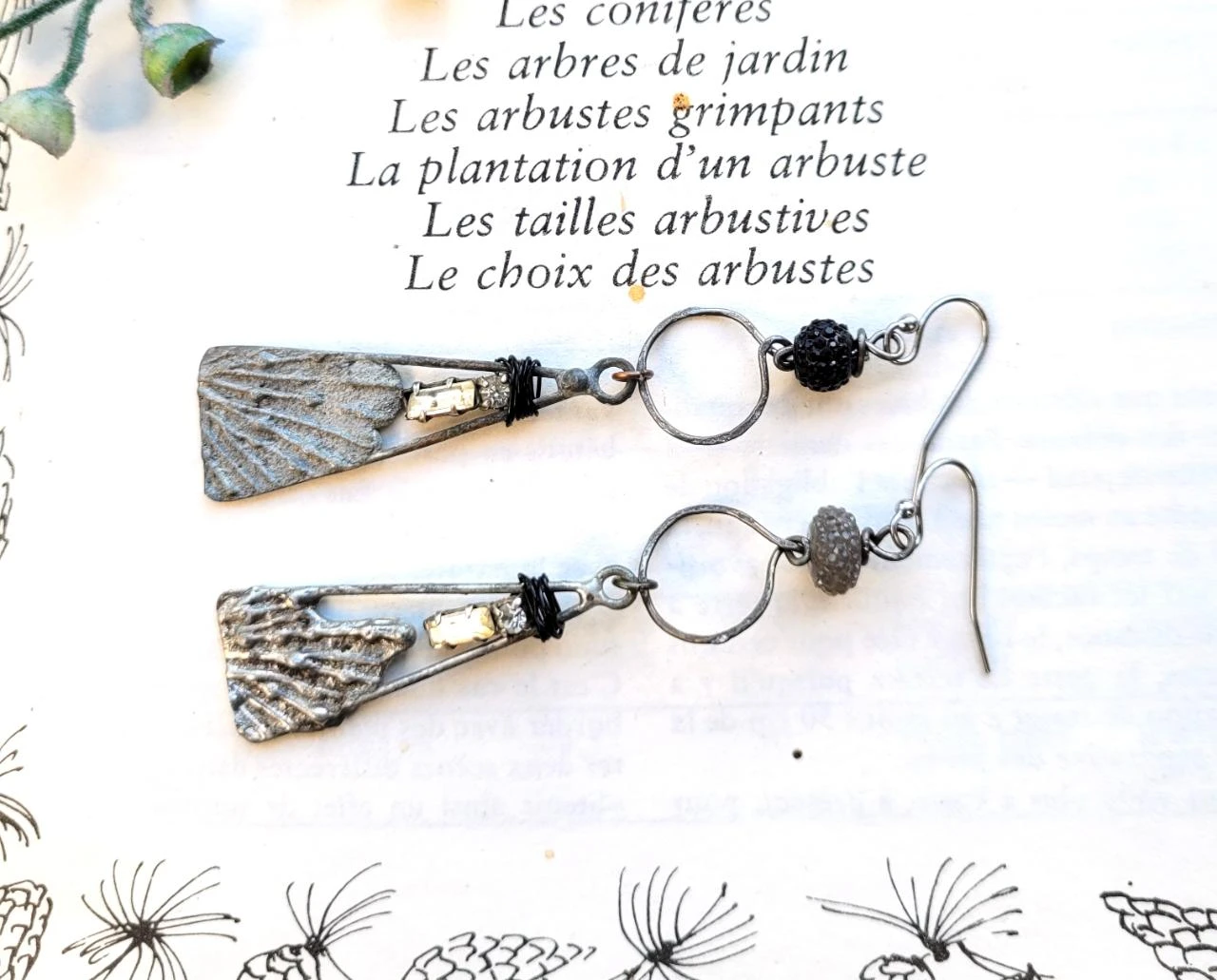 Des boucles d'oreille primitives avec breloques artisanales en étain .. – photo 4
